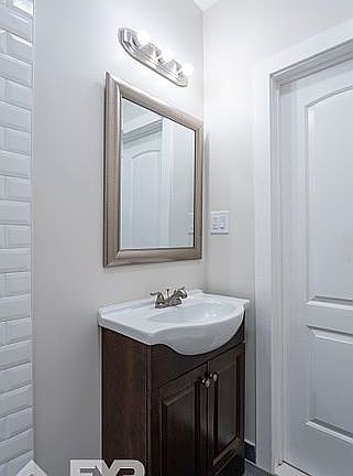 5th image of 647 Courtlandt Ave #3