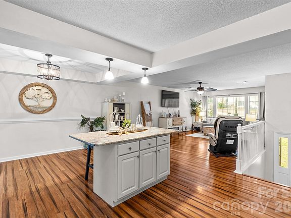 4th image of 135 Chapel Ct
