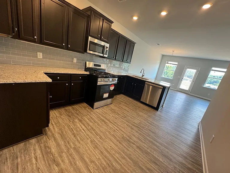 52 Briarwood Dr E — Photo 2