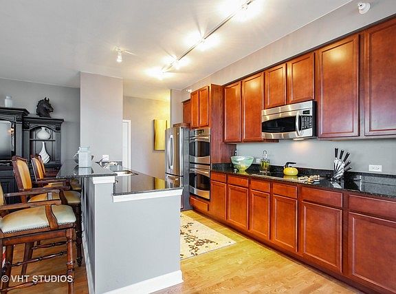 5th image of 1629 S Prairie Ave Unit 1901