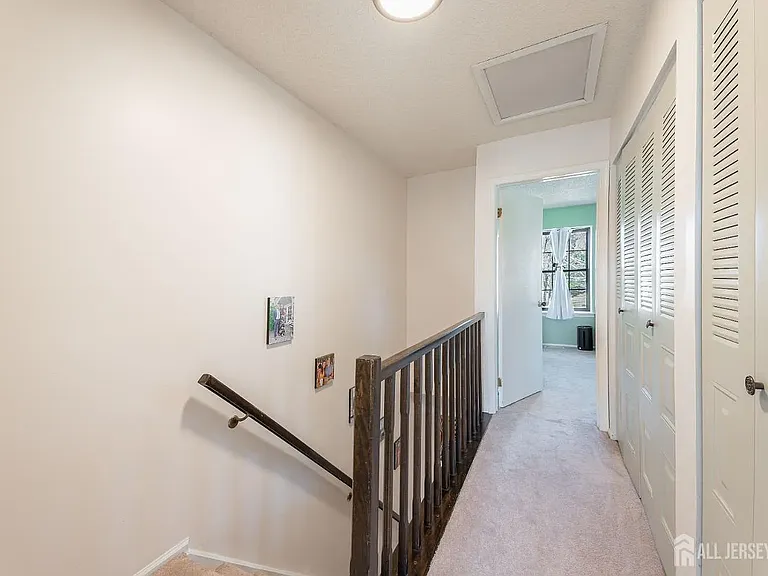 220 Hampshire Ct — Photo 16