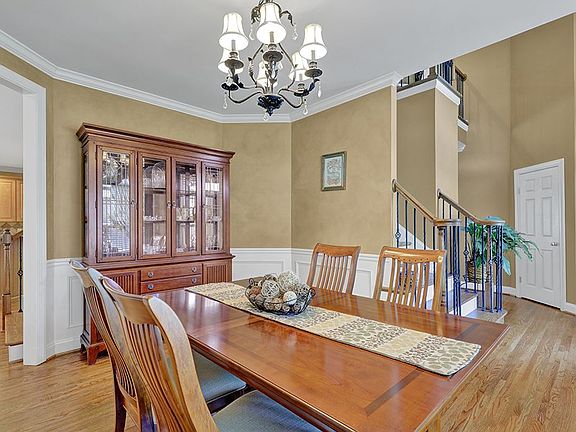3rd image of 1247 Woodlands Way