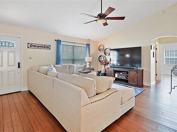 3rd image of 613 La Costa St