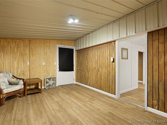4th image of 102 N Wood Street