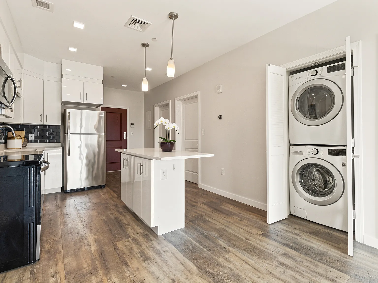 3 bed, 1100 sqft, $6,000 — Photo 3