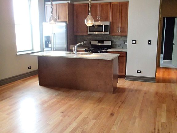 3rd image of 1470 W Carmen Ave APT 302
