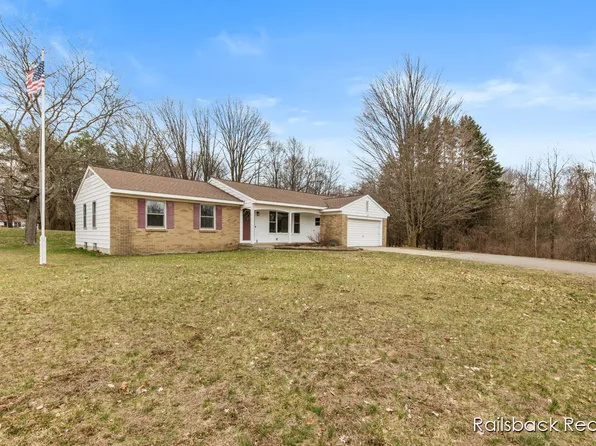 10680 Pine Island Dr, Sparta, MI 49345