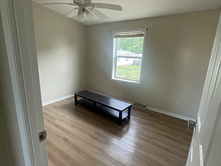 105 Southpark Cir — Photo 4