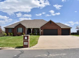 5140 NW Sterling Chase Dr, Topeka, KS 66618