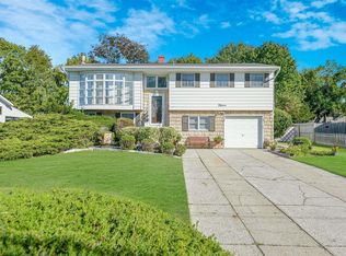 15 Trader Ln, Brentwood, NY 11717