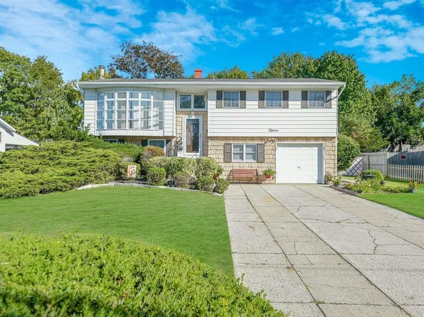 15 Trader Lane, Brentwood, NY 11717