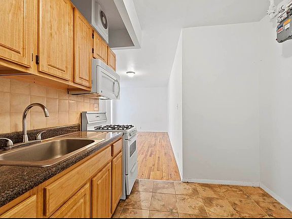 4th image of 302 Mott St APT 14