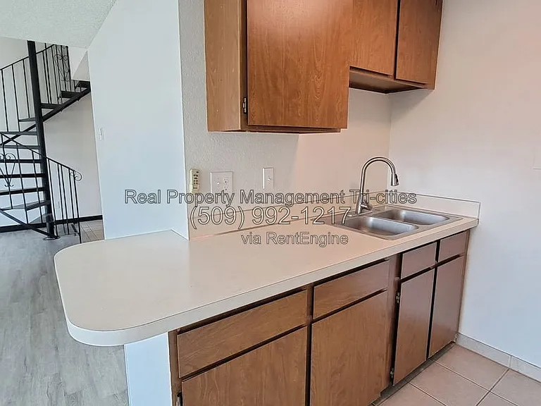 1025 W Entiat Ave #A2 — Photo 3