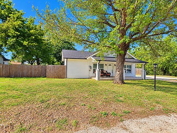 2nd image of 200 S Mimosa St
