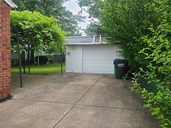 3rd image of 915 E 239th St