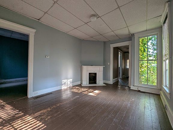 3rd image of 528 W Oak St