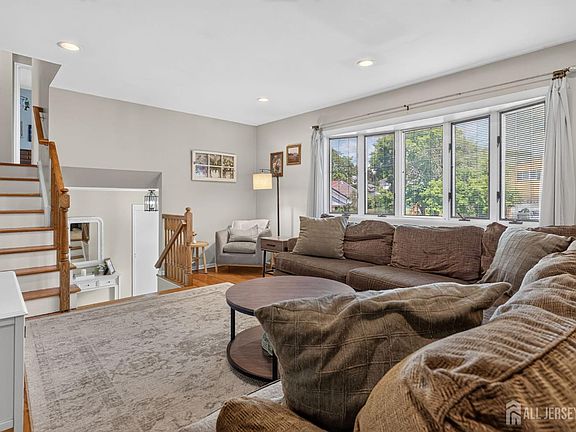 4th image of 38 Bruce Ct