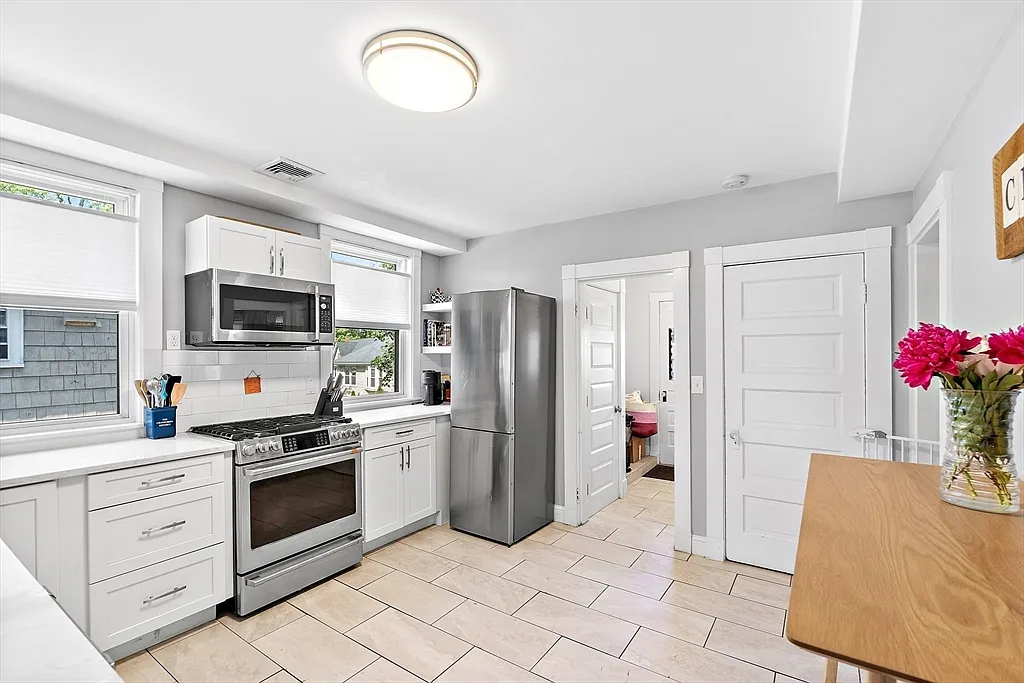 4 bed, 2.0 bath, 1940 sqft, $4,200 — Photo 4