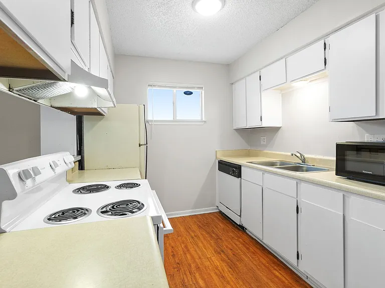 LBJ Apartments — Photo 3