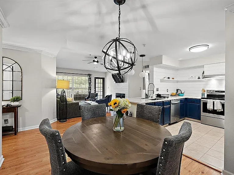 2 bed, 948 sqft, $2,200 — Photo 3