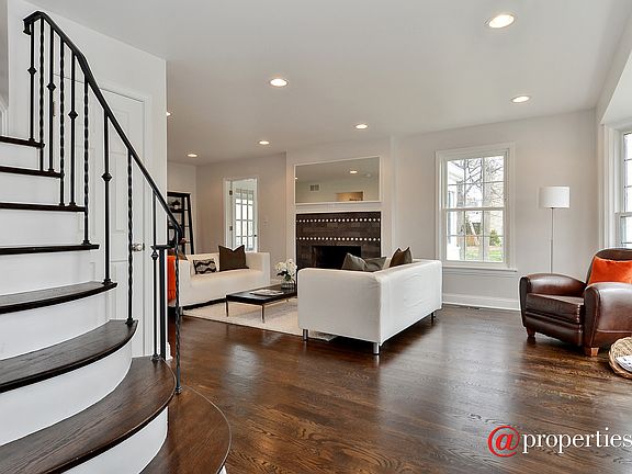 Foyer/Living Room