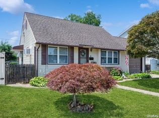 8 Adams St, Hicksville, NY 11801