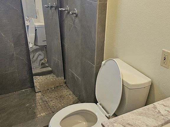 5th image of 404 Saint Thomas Dr
