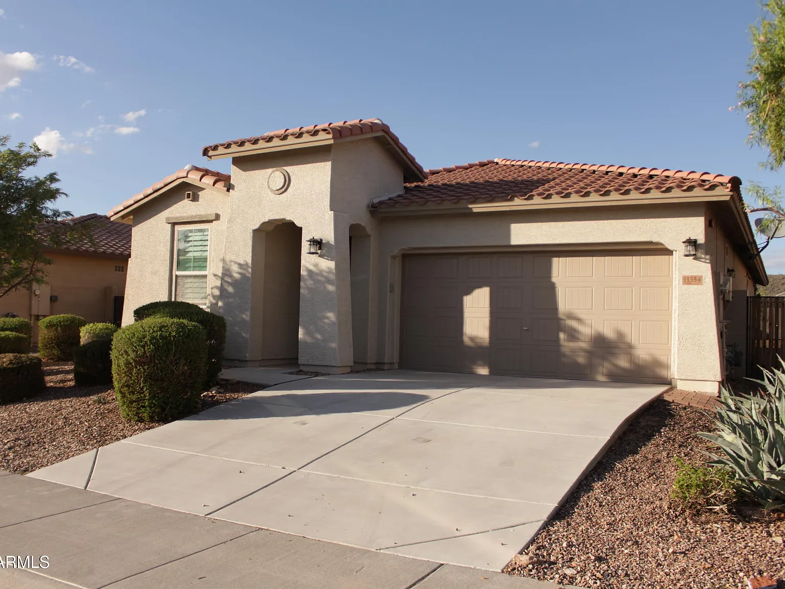 3 bed, 2.0 bath, 1921 sqft, $2,400 — Photo 2