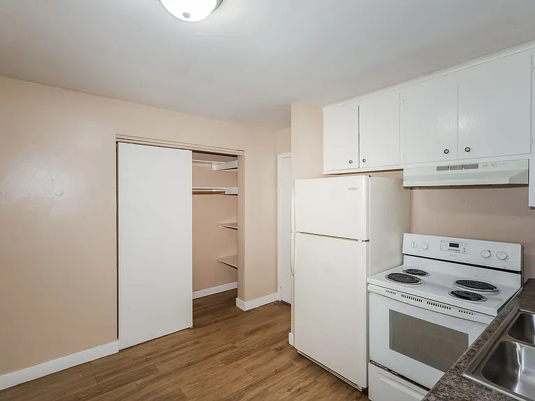 1015 York Ave — Photo 6