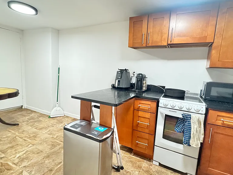 205 2nd Ave #1A — Photo 14