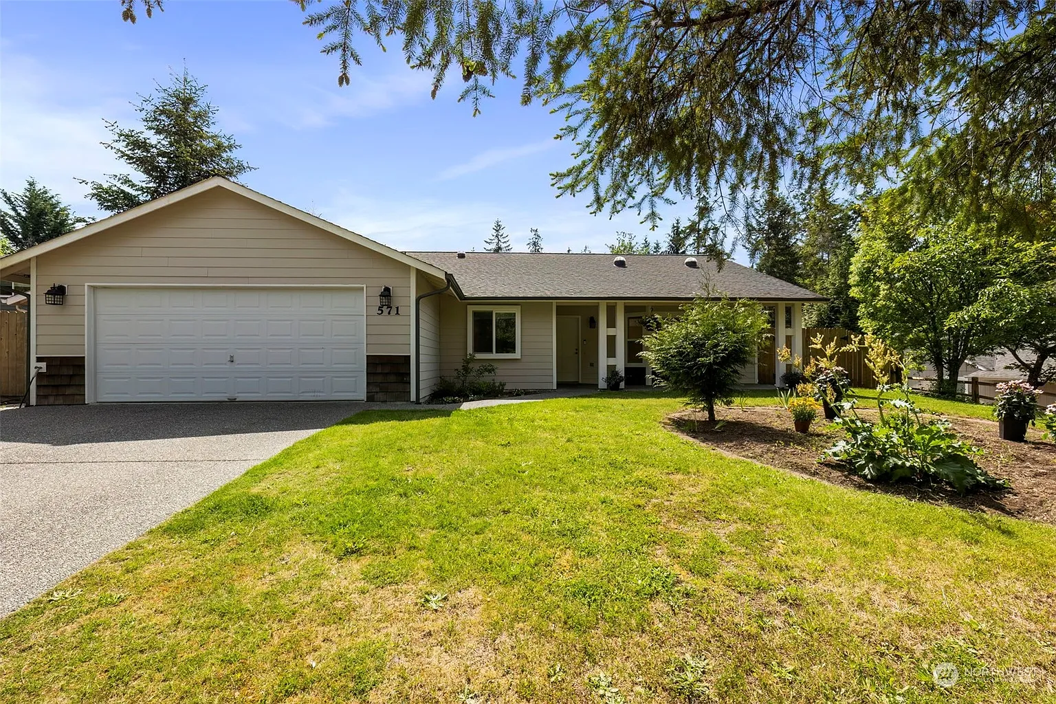 571 E Lakeshore Drive photo 1