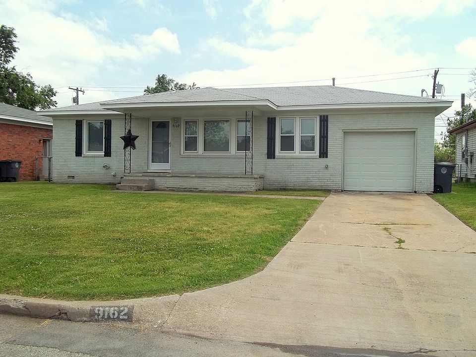 Front View with 1 car garage