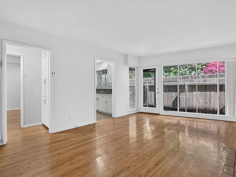 425 S Los Robles Ave — Photo 8