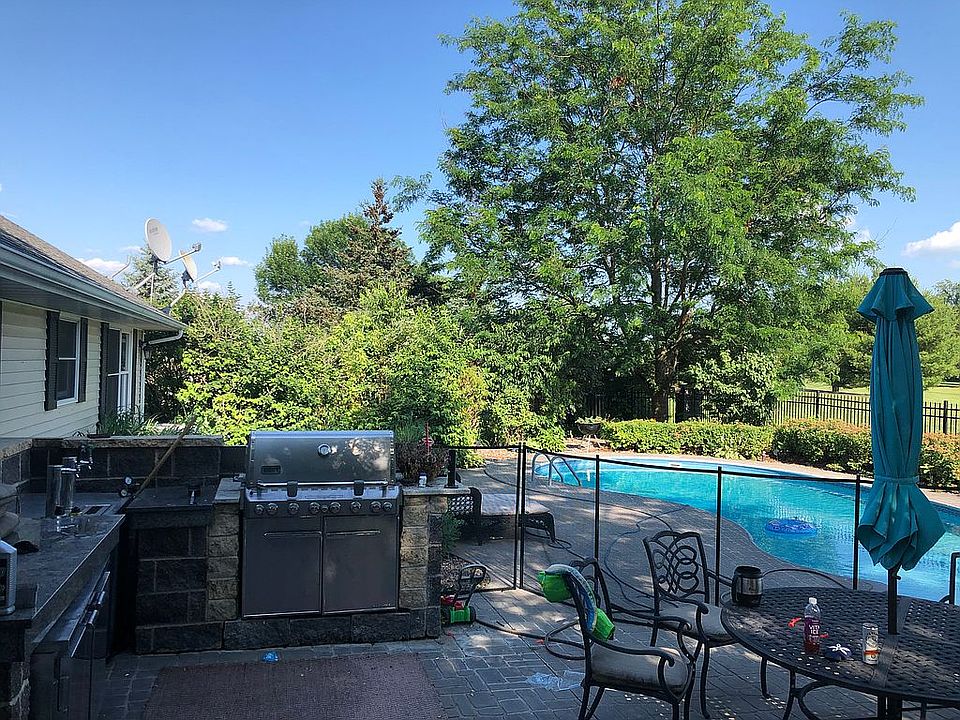 Outdoor Grill/pool/fridge