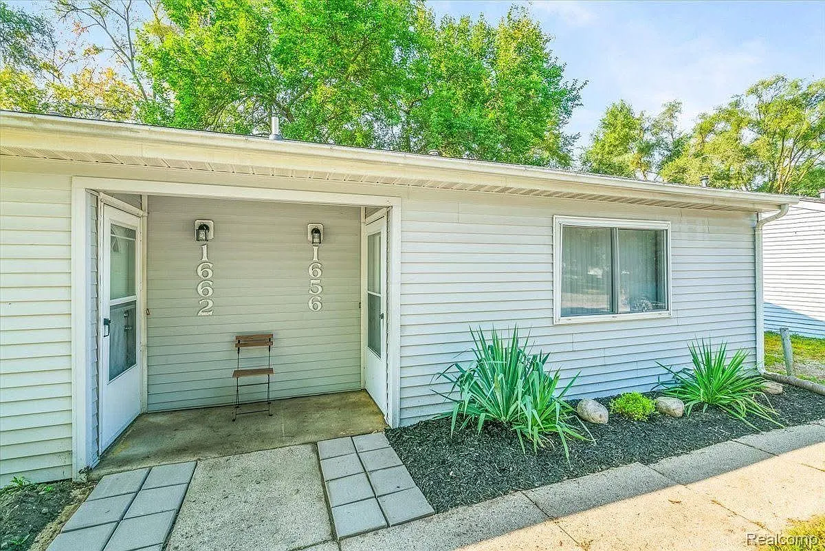 1656 Parkwood Ave photo 1
