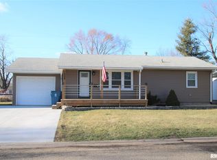 1406 4th St, Camanche, IA 52730