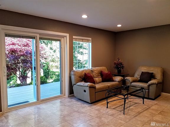 5th image of 2725 Parkwood Dr