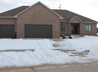 3914 Pheasant Dr, Cedar Falls, IA 50613
