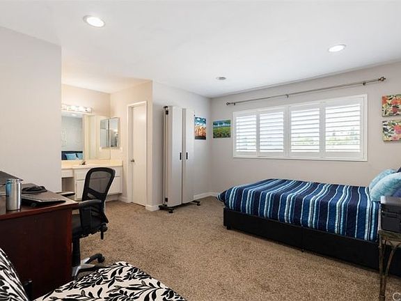 4th image of 18631 Collins St APT 33