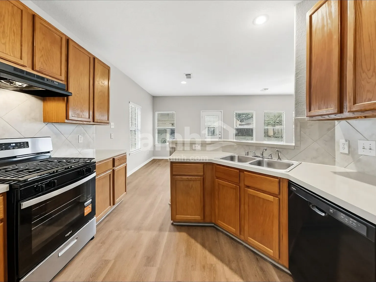 5 bed, 3.0 bath, 2489 sqft, $2,300 — Photo 3