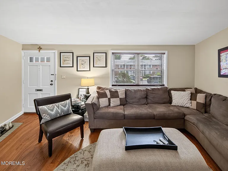 11 Manor Dr #111 — Photo 9