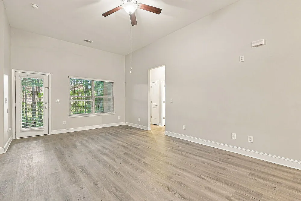 4 bed, 2.0 bath, 1935 sqft, $2,190 — Photo 4
