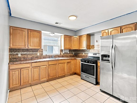 5th image of 64 Fabyan Pl