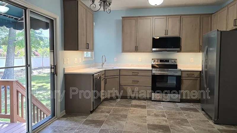 4 bed, 2.5 bath, 1658 sqft, $2,295 — Photo 4