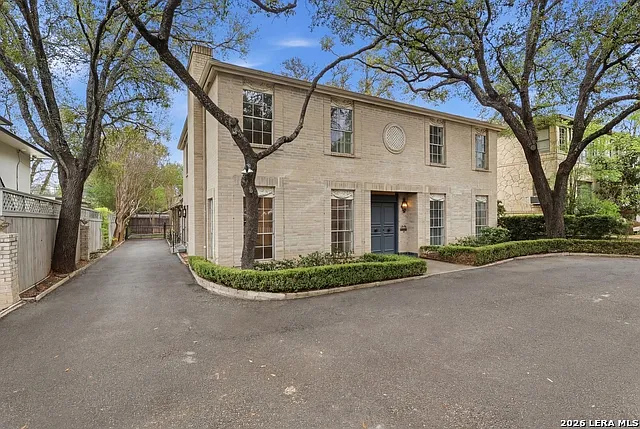 2 bed, 2.0 bath, 1936 sqft, $3,395 — Photo 2