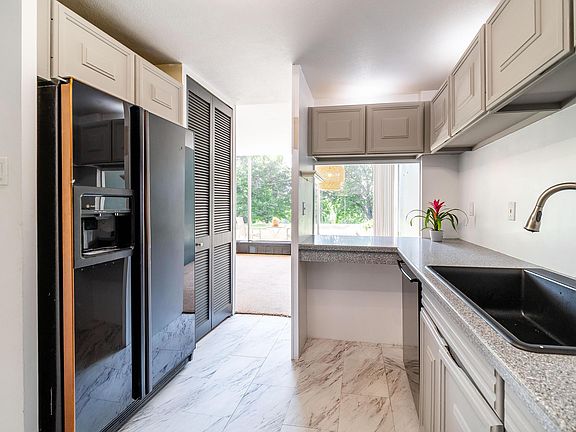 5th image of 1000 Urlin Ave #11