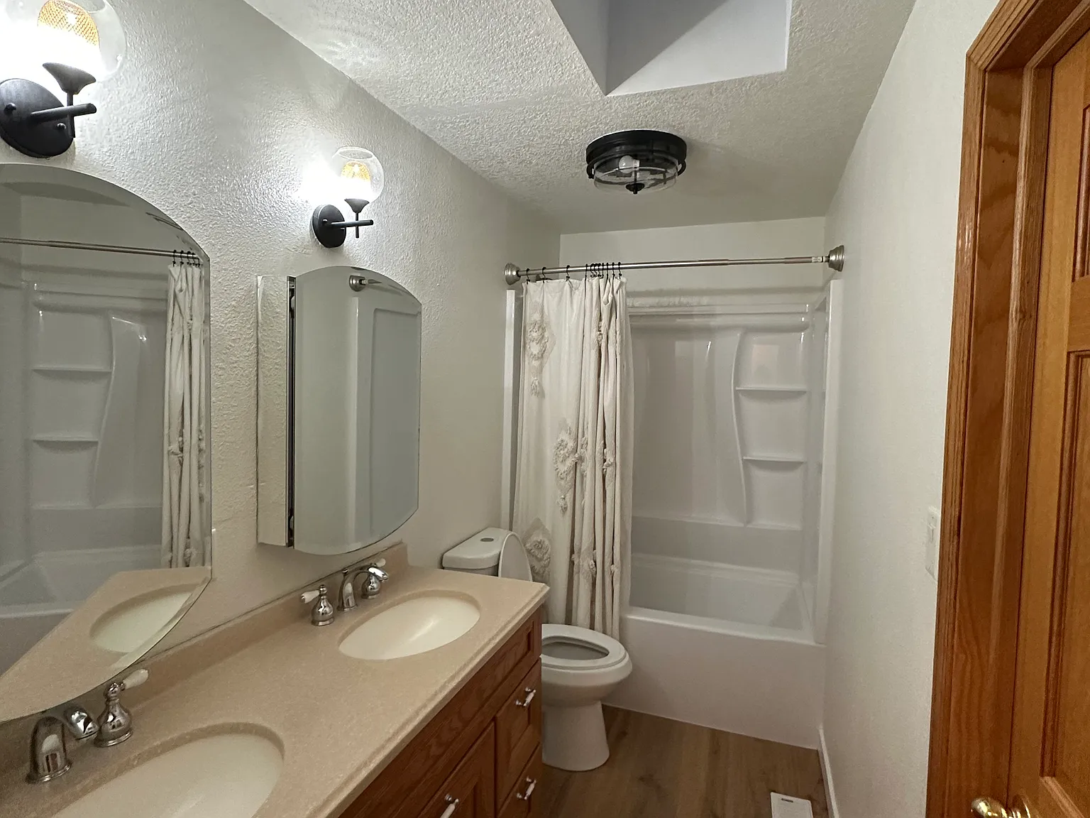 3 bed, 1.5 bath, 1107 sqft, $2,300 — Photo 4