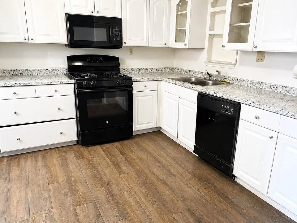 5 bed, 1700 sqft, $800 — Photo 2