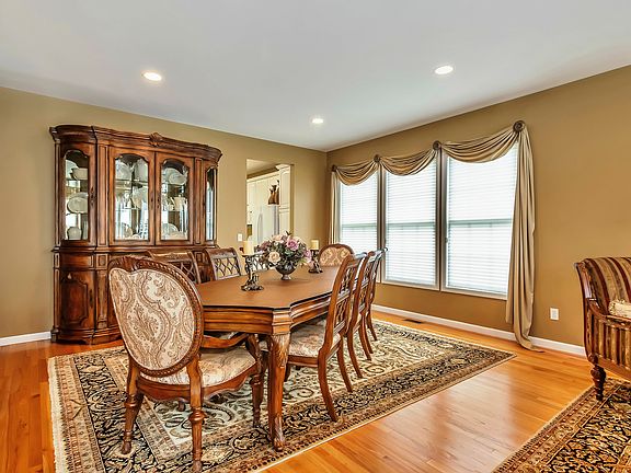 4th image of 301 Carnation Dr