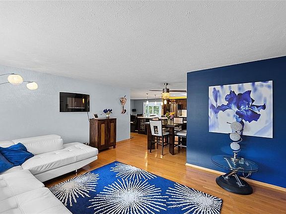 3rd image of 15742 Sassafras Dr